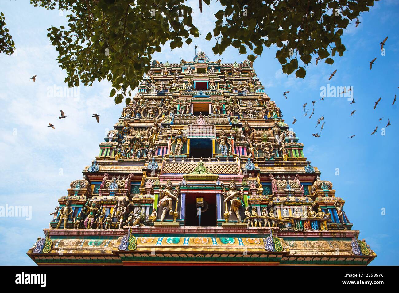 Traditioneller Hindu-Tempel Kidangamparambu Sree Bhuvaneswari in Indien in Allapuzha (Allepi) Kerala. Hohes Gebäude mit bunten Figuren von indischen mythol Stockfoto