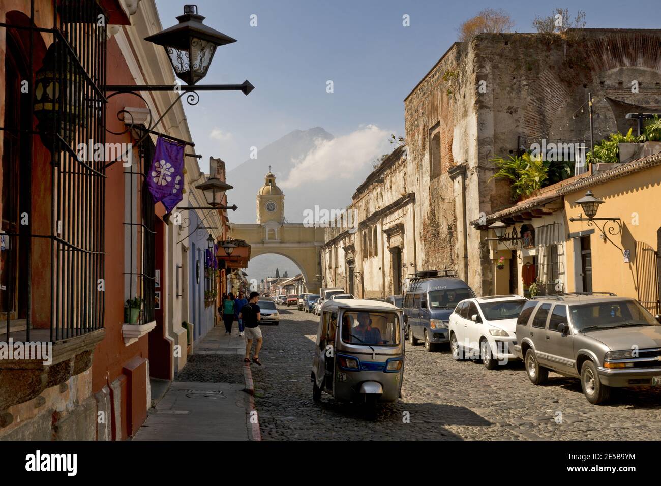 Antigua, Guatemala, Mittelamerika: Vulkan Agua hinter dem gelben Santa Catalina Arch, Kolonialstadt und UNESCO-Weltkulturerbe Stockfoto