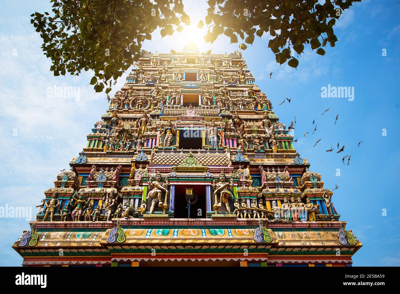 Traditioneller Hindu-Tempel Kidangamparambu Sree Bhuvaneswari in Indien in Allapuzha (Allepi) Kerala. Hohes Gebäude mit bunten Figuren von indischen mythol Stockfoto