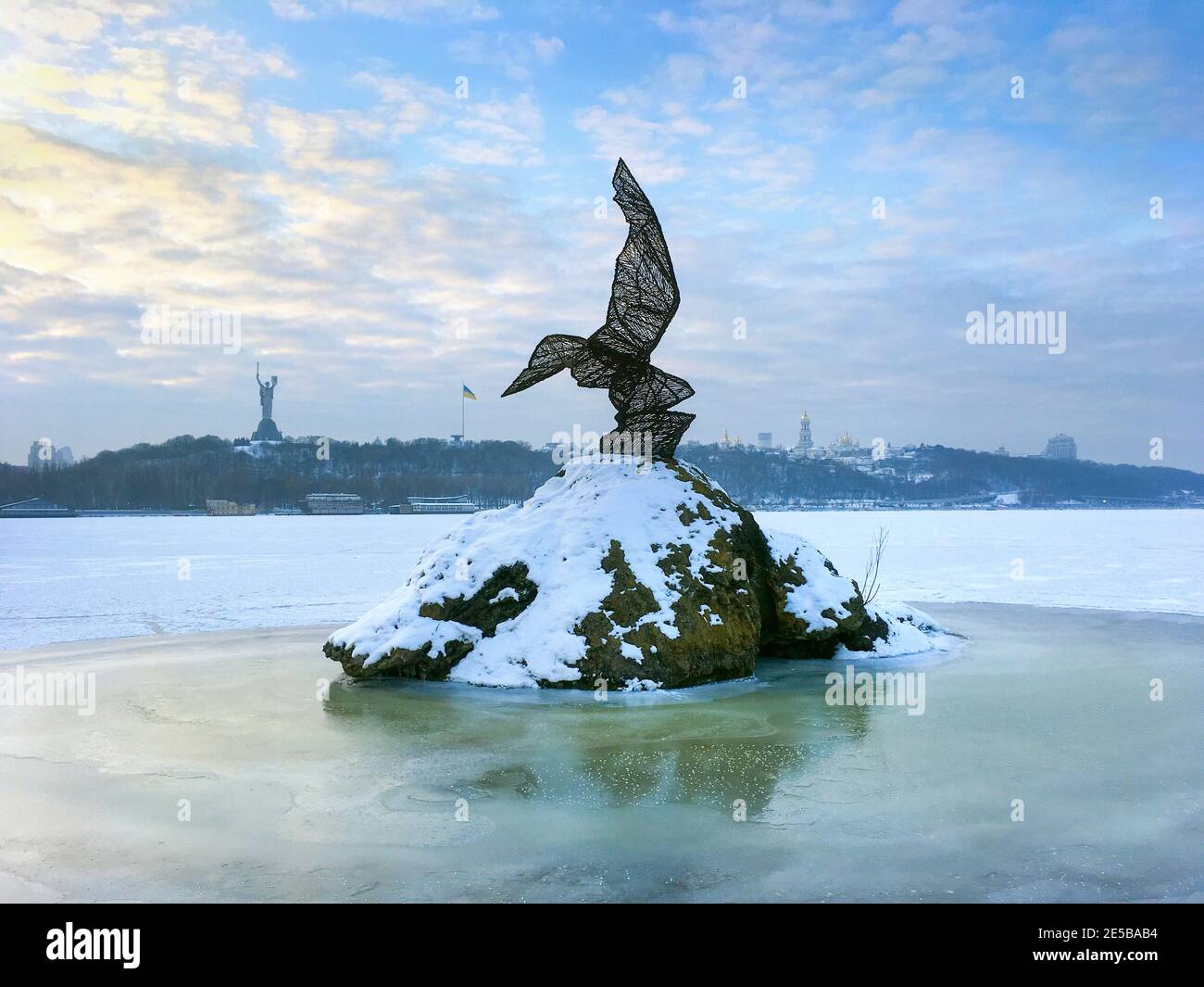 KIEW, UKRAINE - 20. JANUAR 2021: Denkmal für einen seltenen Vogel in der Mitte des frozeb Dnjepr Fluss im Winter in Kiew, Ukraine Stockfoto