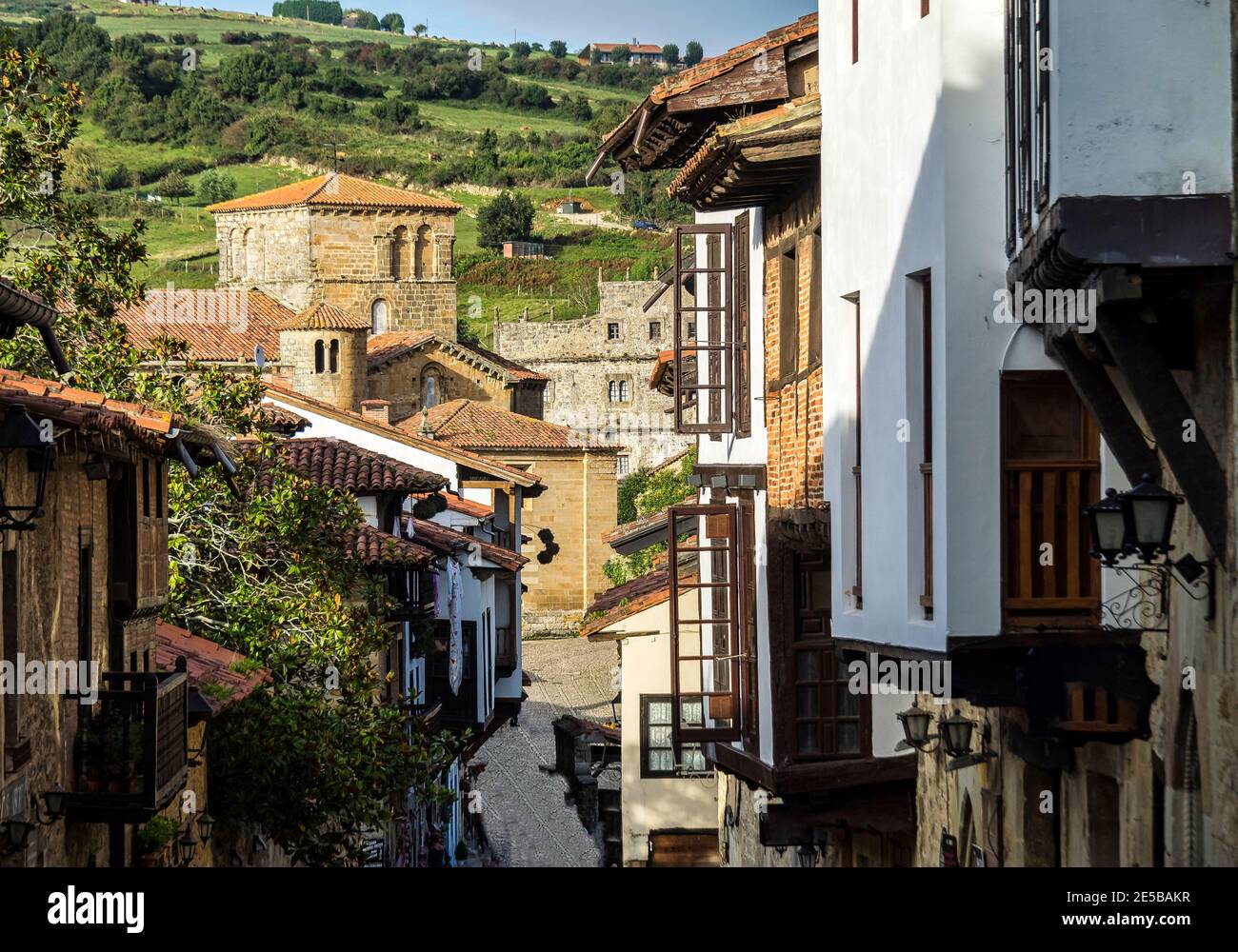 Santillana del Mar Stadt mit einem historisch-künstlerischen Wert, zusammen mit der natürlichen Enklave in Kantabrien, Santander, Spanien Stockfoto