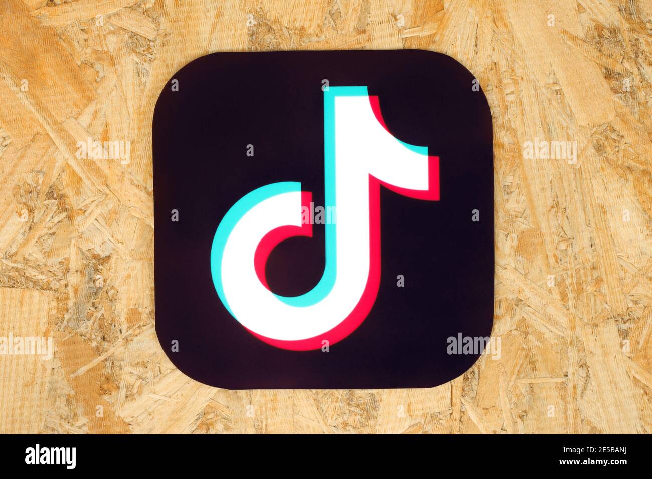 Kiew, Ukraine - 25. August 2020: TikTok-Ikone auf Holzhintergrund Nahaufnahme, gedruckt auf Papier. TikTok ist ein virales chinesisches Video-Sharing Social networkin Stockfoto
