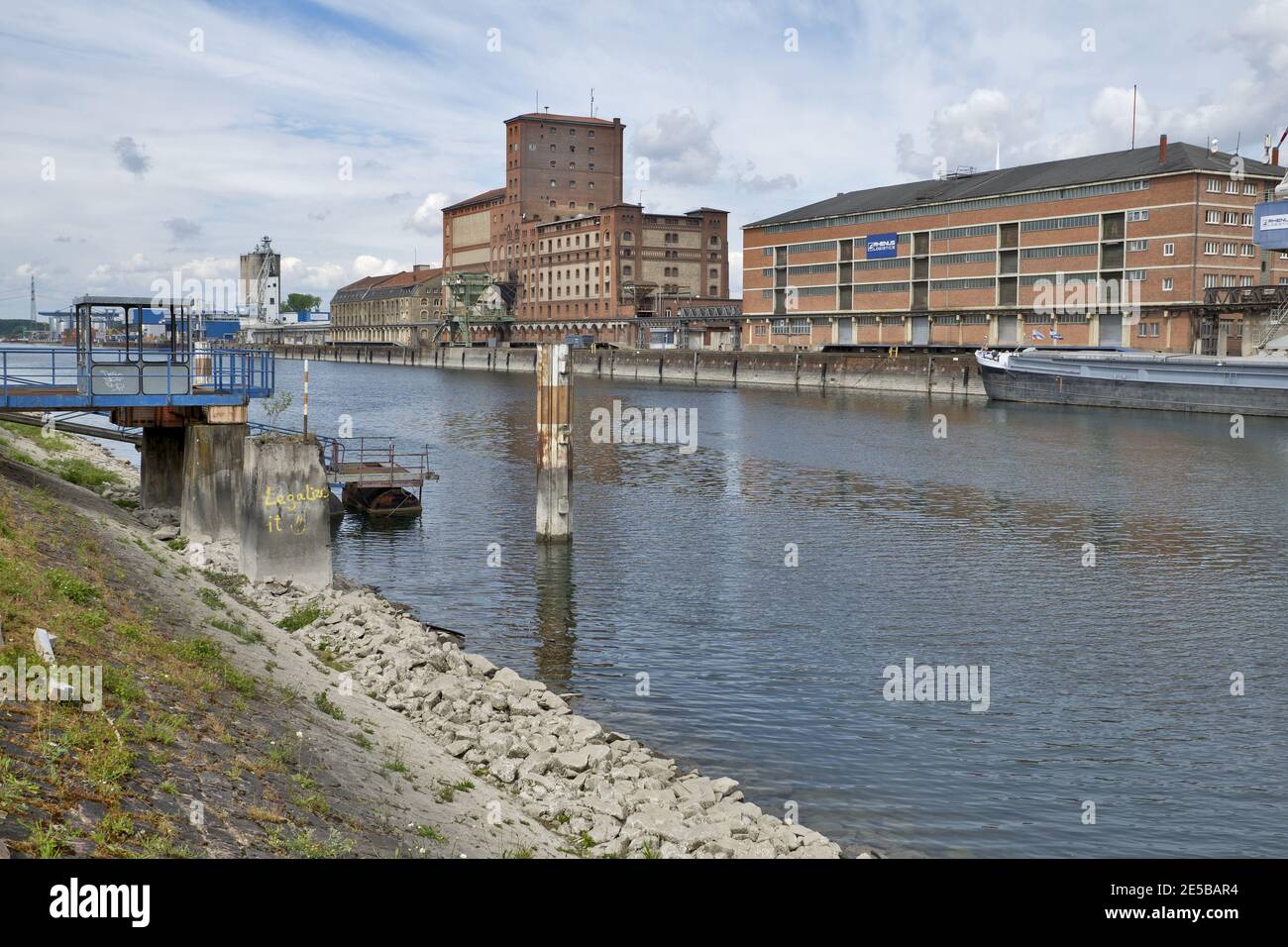 Karlsruhe, Deutschland: Hafen von Karlsruhe mit Rhein, Schiffen, Kränen und Lagergebäuden Stockfoto