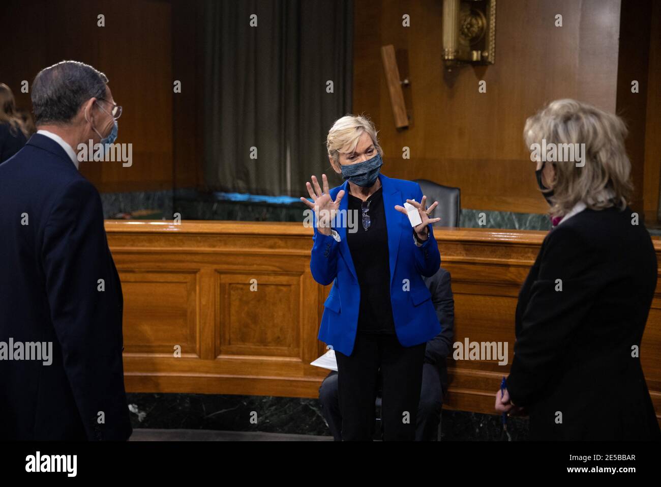 Jennifer Mulhern Granholm aus Michigan begrüßt Senatorin Cindy Hyde-Smith, R-MS, und Senator John Barrasso, R-WY, auf Capitol Hill, Mittwoch, 27. Januar 2021, bei einer Anhörung im Senat zu Energie und natürlichen Ressourcen, um ihre Ernennung zum Energieminister zu prüfen. Foto von Graeme Jennings/Pool/ABACAPRESS.COM Stockfoto