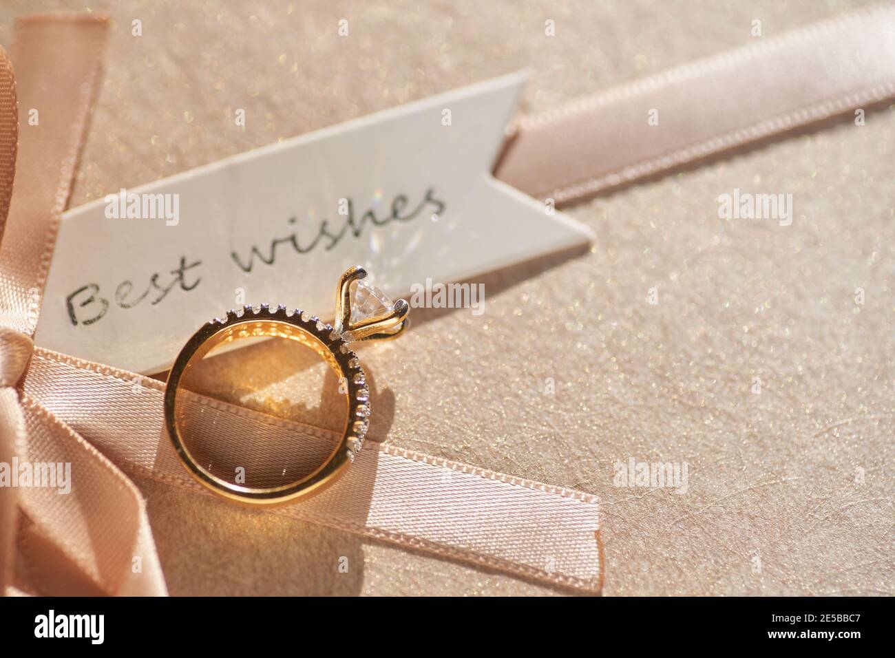 Nahaufnahme goldener Ehering Stockfoto