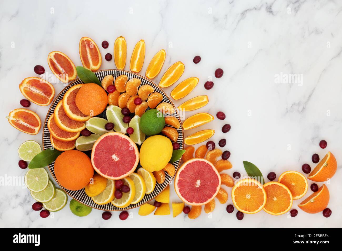 Gesunde Sommersonnenfrucht mit Orangen, Zitronen, Limetten, Grapefruit & Cranberries reich an Antioxidantien, Anthocyane, Lycopin, Ballaststoffe & Vitamin c. Stockfoto