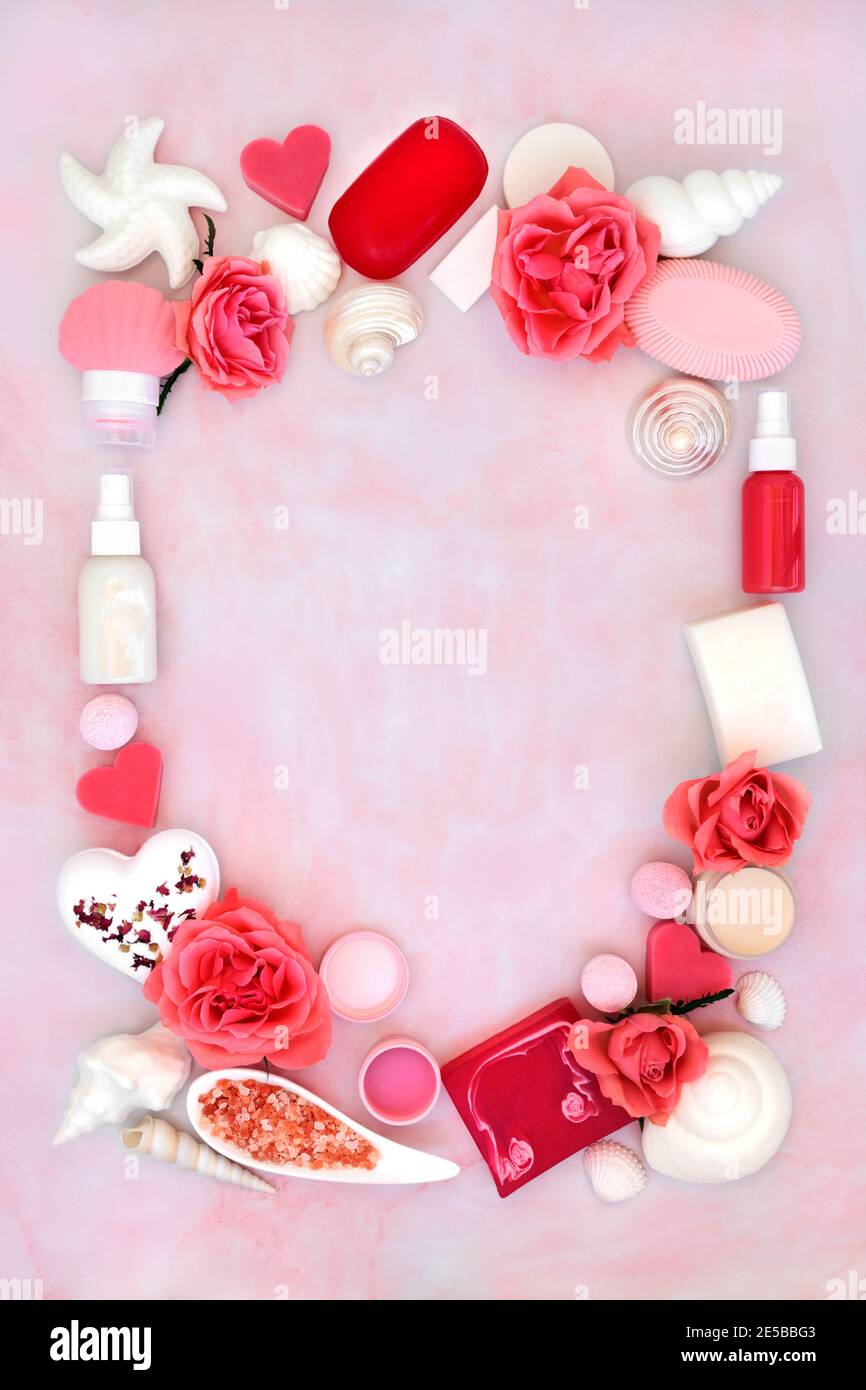 Natürliche Hautpflege Beauty-Behandlung Produkte bilden einen abstrakten Hintergrund Grenze mit dekorativen Muschelschalen. Flach lag auf Marmor rosa Hintergrund. Stockfoto