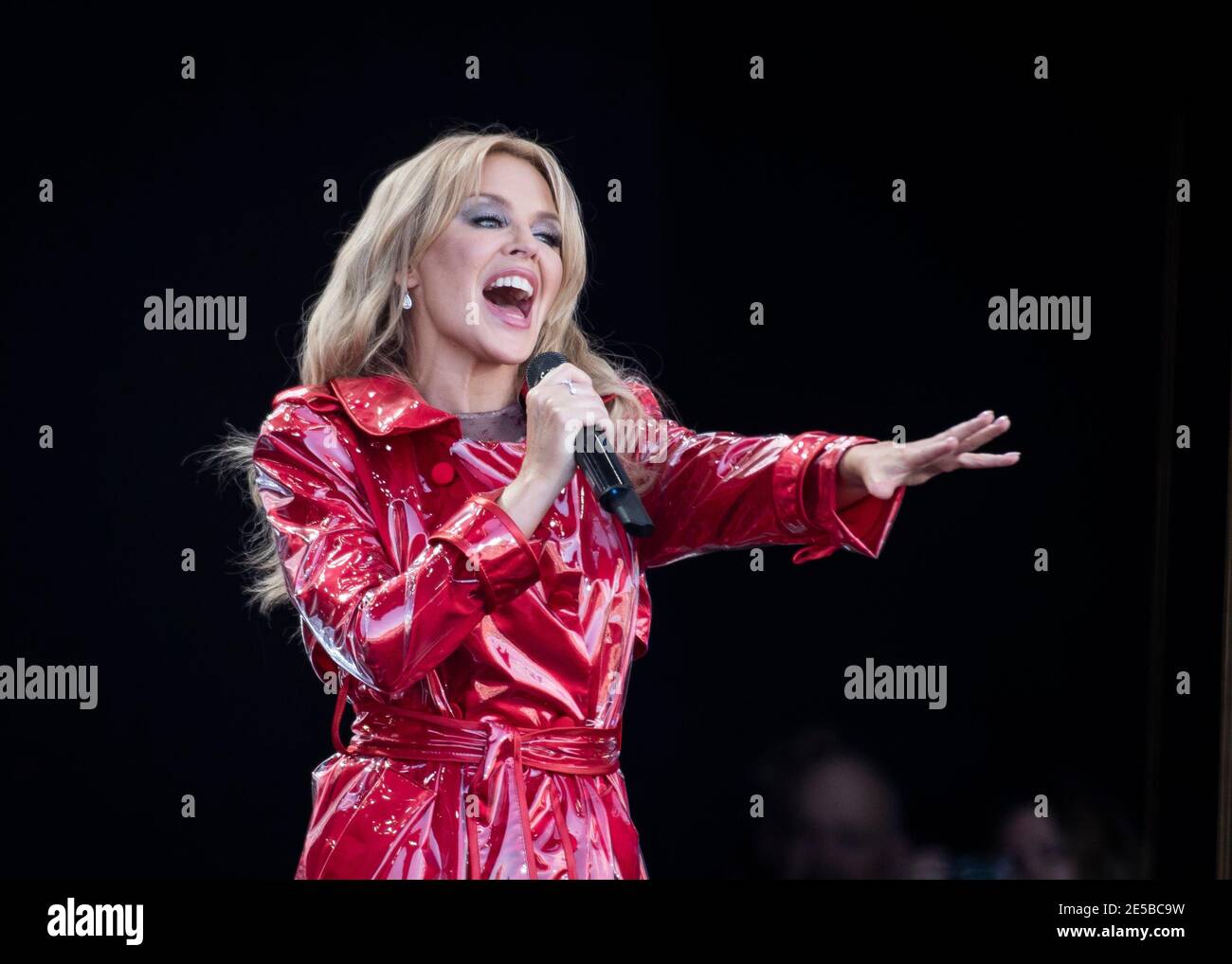 Kylie Minogue tritt live auf der Pyramid Stage auf der Worthy Farm, Pilton, Somerset. Stockfoto