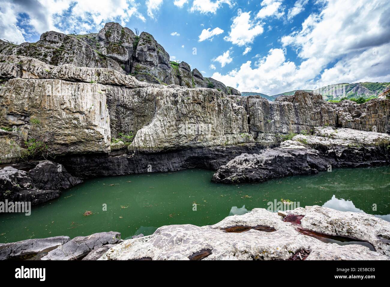 Tagsüber Frühling Blick auf Canyon natürliches Phänomen der erstaunliche Teufel in Bulgarien, auch Sheytan Dere in der Nähe von Studen Kladenetz Vorratsbehälter in den Rhodopen Gebirge bekannt. Wunderbare grüne Wasser Stockfoto