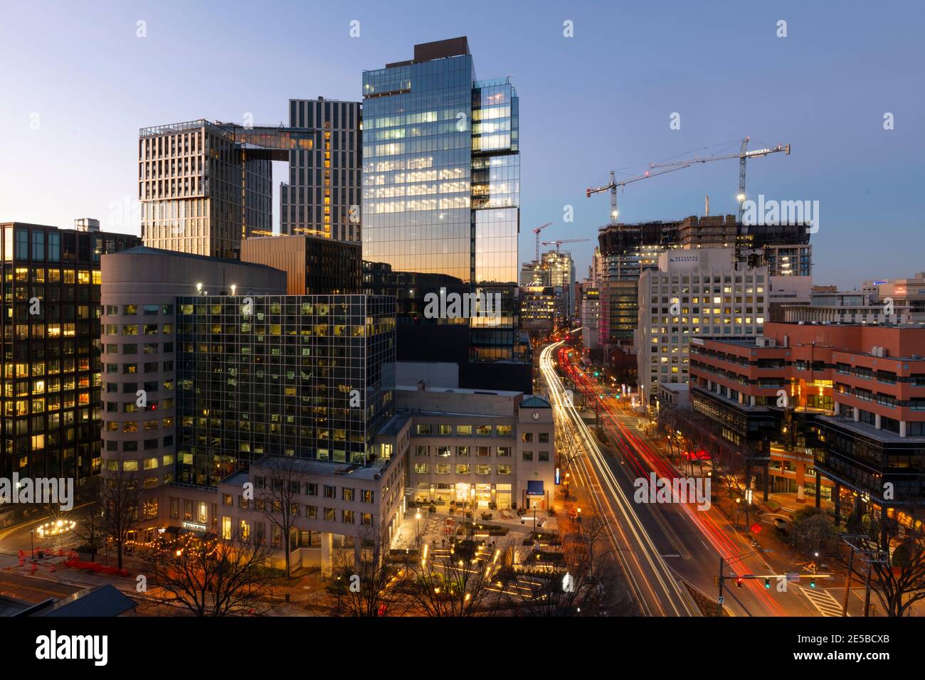 USA Maryland MD Bethesda Skyline am Abend mit Neubau Von Büro- und Wohngebäuden Stockfoto