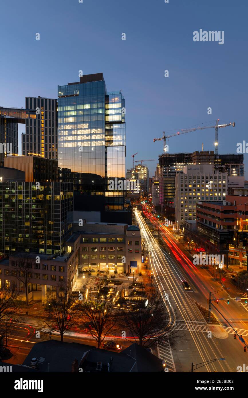 USA Maryland MD Bethesda Skyline am Abend mit Neubau Von Büro- und Wohngebäuden Stockfoto