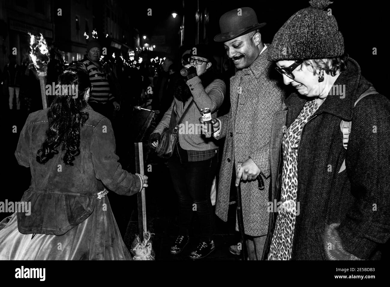 Besucher beobachten die Bonfire Night (Guy Fawkes Night) Celebrations, Lewes, East Sussex, Großbritannien Stockfoto