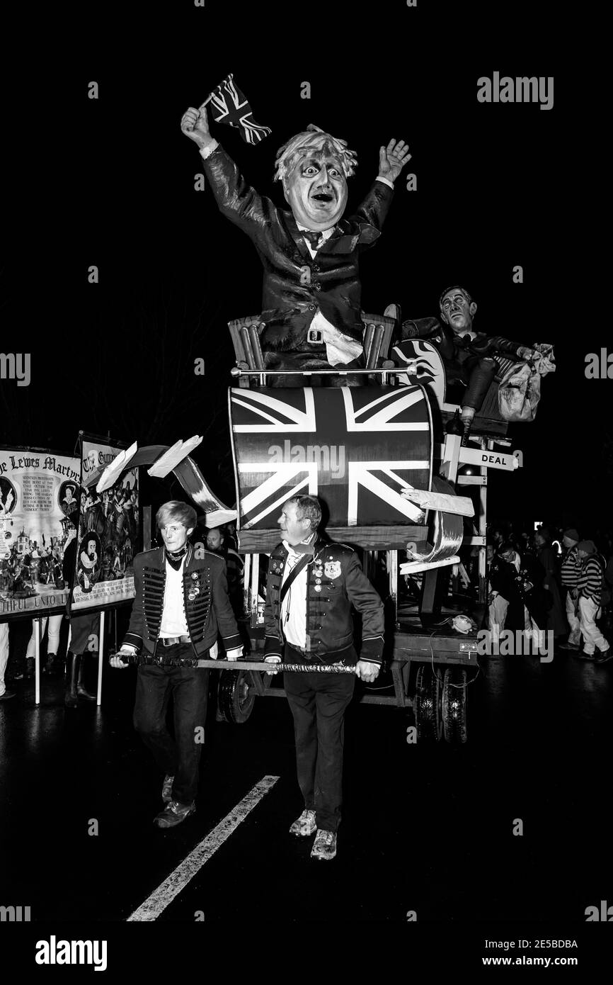Ein Bildnis von Premierminister Boris Johnson wird während der Bonfire Night (Guy Fawkes Night) Celebrations, Lewes, East Sussex, Großbritannien, durch die Stadt geführt Stockfoto