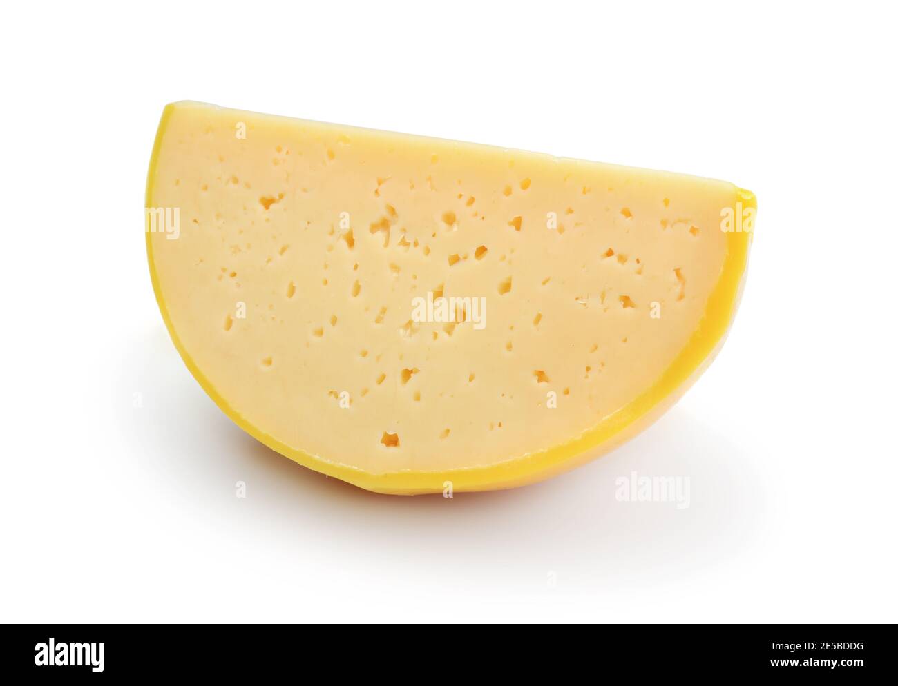 Stück Frischkäse auf Weiß isoliert. Seitenansicht. Stockfoto