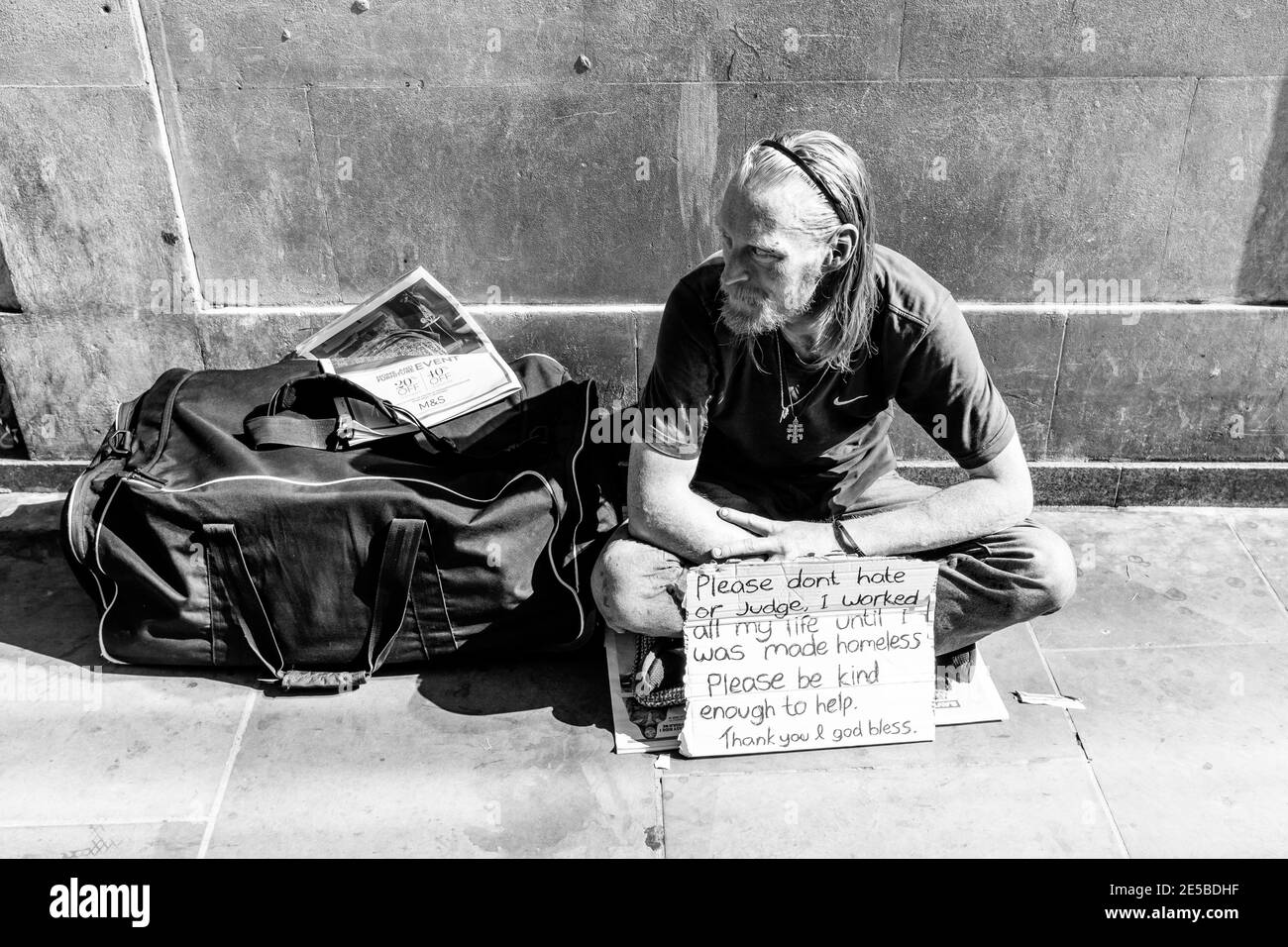 Ein Obdachloser auf den Straßen Londons mit EINEM Schild, das darum bittet, nicht gerichtet zu werden, Borough High Street, London, England. Stockfoto