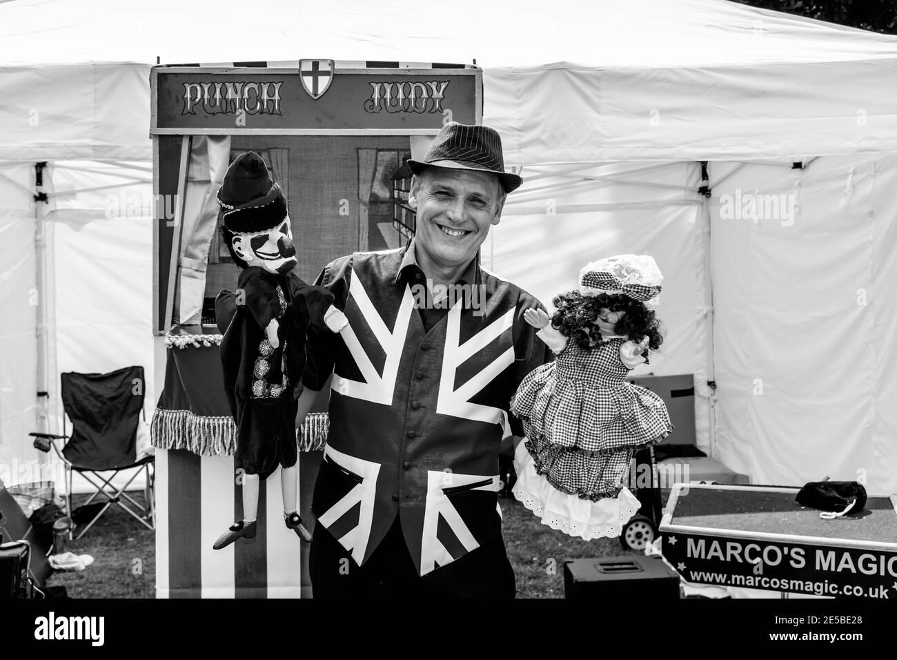 Der Kinderunterhalter „Marco ‘MMagic“ posiert mit seinen Punch- und Judy-Puppets im Fairwarp Village Fete, Fairwarp, East Sussex, Großbritannien. Stockfoto