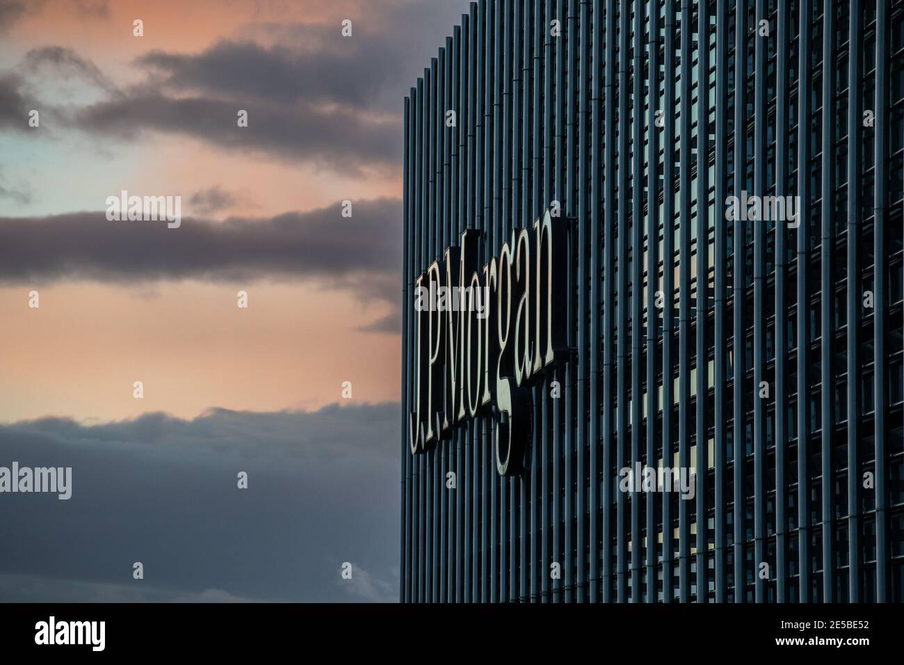 J P Morgan in den Docklands von London, Sitz der europäischen Zentrale der Investmentbank, Canary Wharf, London, England, Vereinigtes Königreich Stockfoto