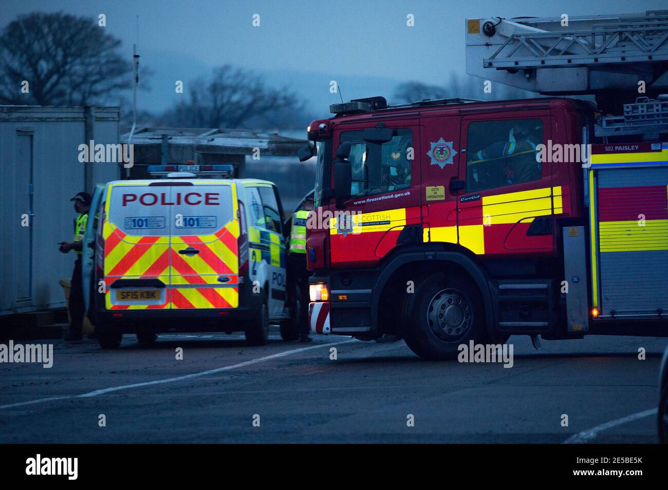 Glasgow, Schottland, Großbritannien. Januar 2021. Im Bild: Am Flughafen Glasgow ist ein kompletter Notfall im Gange, bei dem der Feuerwehr- und Rettungsdienst des Flughafens neben der Polizei und den Ersthelfern, die sich an ihrem Treffpunkt treffen, eine Reihe von Geräten einstellt. Es war nicht klar, was genau den Notfall ausgelöst hat, aber es ist zu verstehen, dass ein Flugzeug in der Gegend um Hilfe gerufen hat, alles wurde jetzt abgestellt. Dies war keine Übung. Quelle: Colin Fisher/Alamy Live News Stockfoto