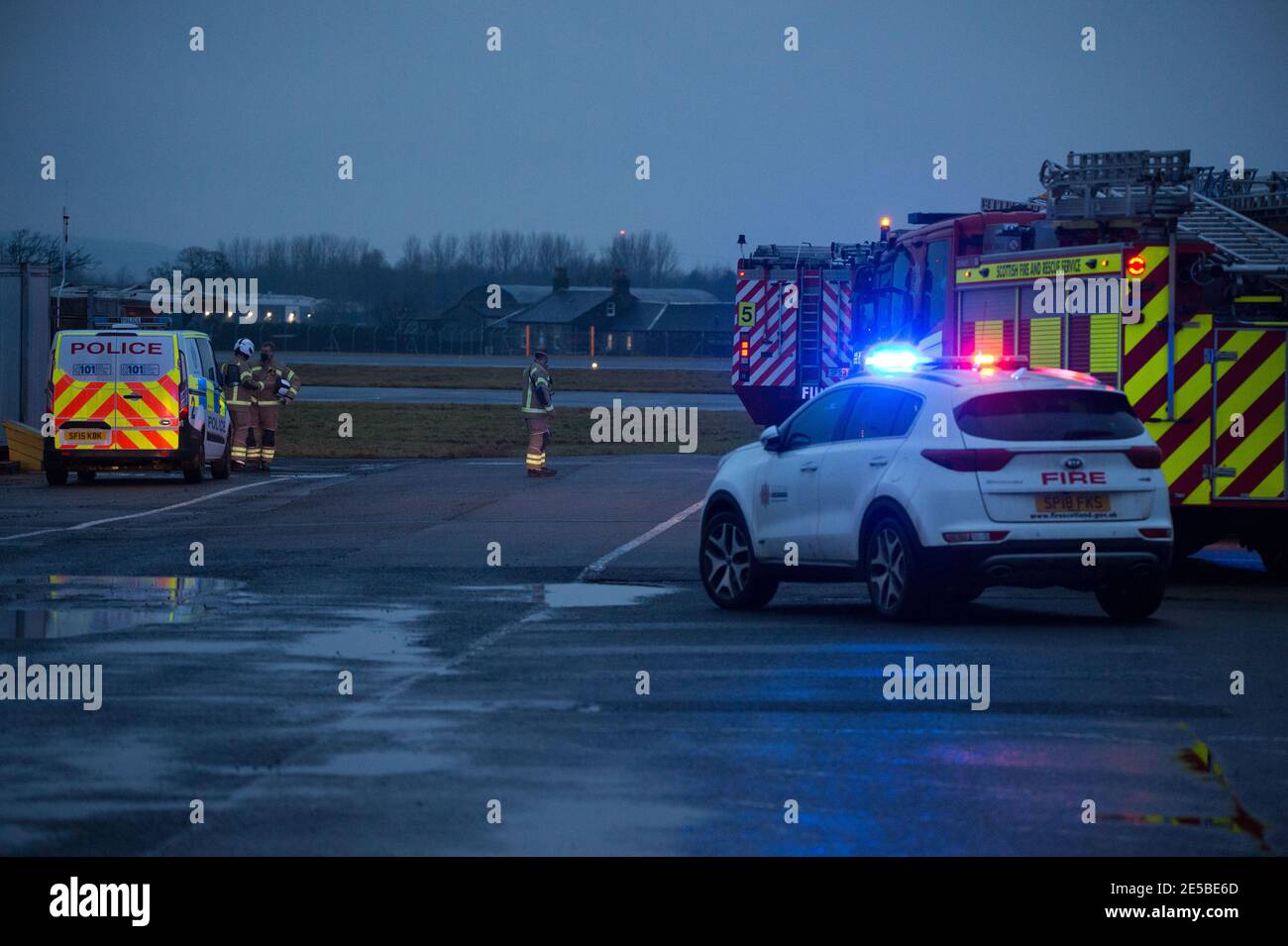 Glasgow, Schottland, Großbritannien. Januar 2021. Im Bild: Am Flughafen Glasgow ist ein kompletter Notfall im Gange, bei dem der Feuerwehr- und Rettungsdienst des Flughafens neben der Polizei und den Ersthelfern, die sich an ihrem Treffpunkt treffen, eine Reihe von Geräten einstellt. Es war nicht klar, was genau den Notfall ausgelöst hat, aber es ist zu verstehen, dass ein Flugzeug in der Gegend um Hilfe gerufen hat, alles wurde jetzt abgestellt. Dies war keine Übung. Quelle: Colin Fisher/Alamy Live News Stockfoto