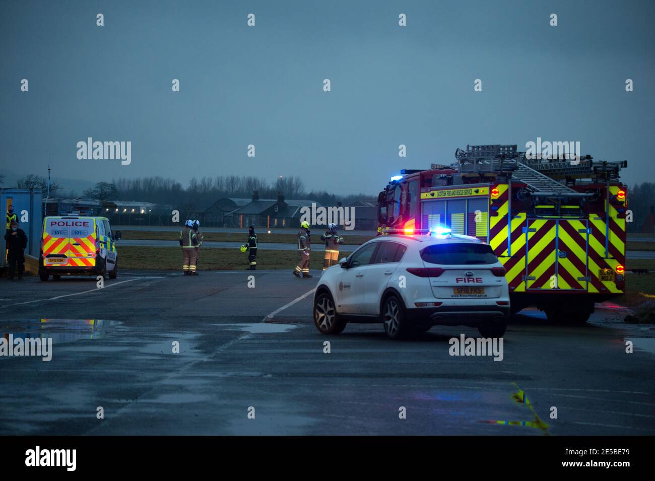 Glasgow, Schottland, Großbritannien. Januar 2021. Im Bild: Am Flughafen Glasgow ist ein kompletter Notfall im Gange, bei dem der Feuerwehr- und Rettungsdienst des Flughafens neben der Polizei und den Ersthelfern, die sich an ihrem Treffpunkt treffen, eine Reihe von Geräten einstellt. Es war nicht klar, was genau den Notfall ausgelöst hat, aber es ist zu verstehen, dass ein Flugzeug in der Gegend um Hilfe gerufen hat, alles wurde jetzt abgestellt. Dies war keine Übung. Quelle: Colin Fisher/Alamy Live News Stockfoto