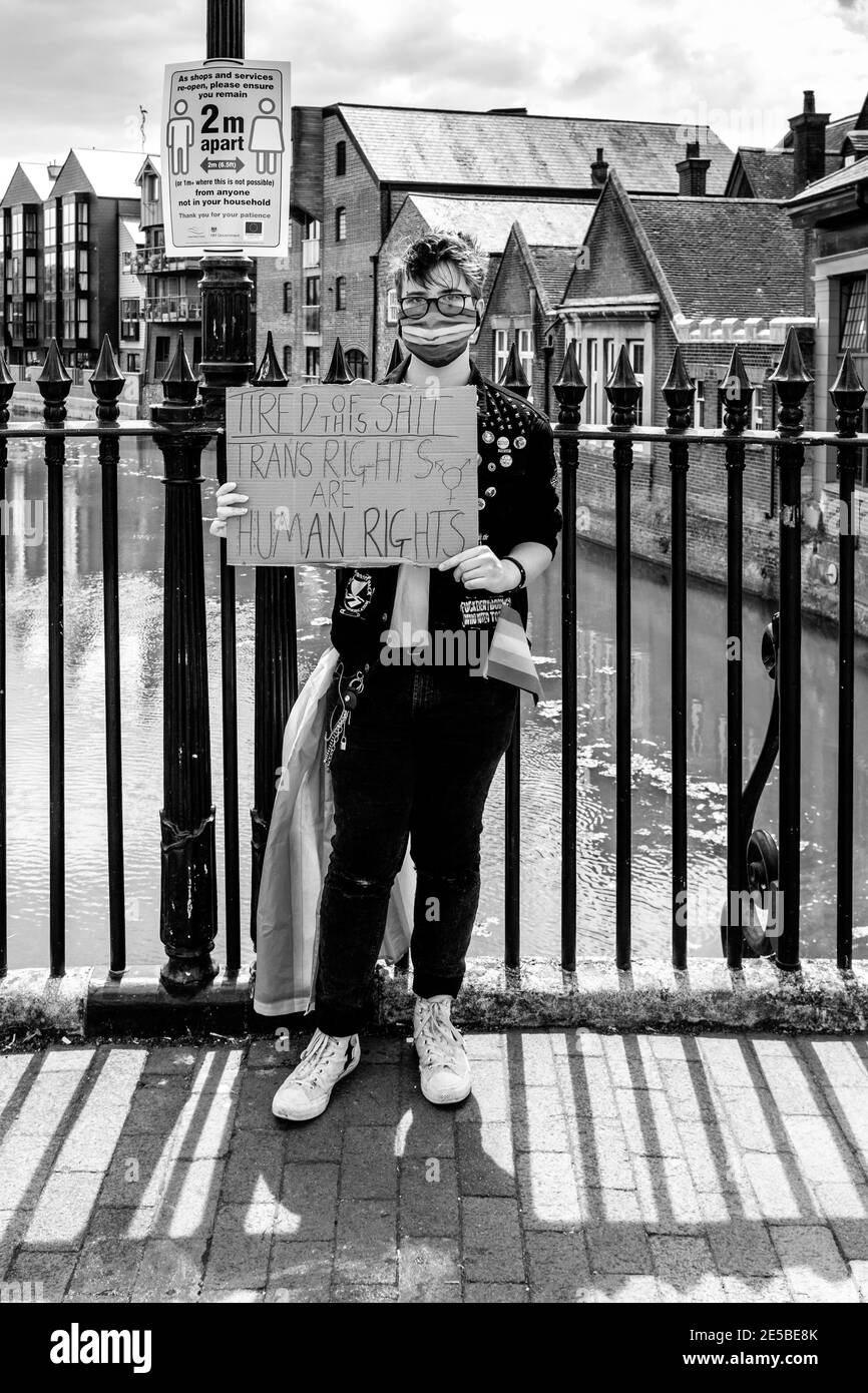 Eine junge Person protestiert für Trans Rights, High Street, Lewes, East Sussex, Großbritannien. Stockfoto