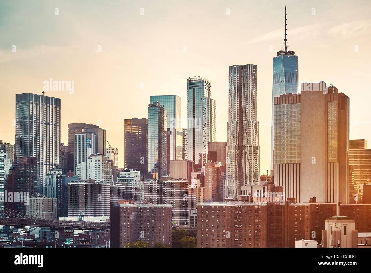 Skyline von Manhattan bei goldenem Sonnenuntergang, Farbtonung aufgetragen, New York City, USA. Stockfoto