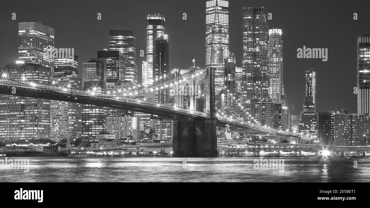 Schwarz-Weiß-Bild der Brooklyn Bridge bei Nacht, New York City, USA. Stockfoto