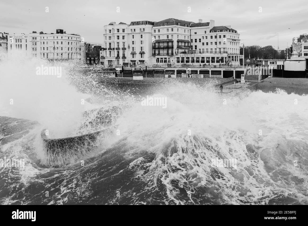 Rough Seas und High Tide in Brighton, East Sussex, Großbritannien. Stockfoto