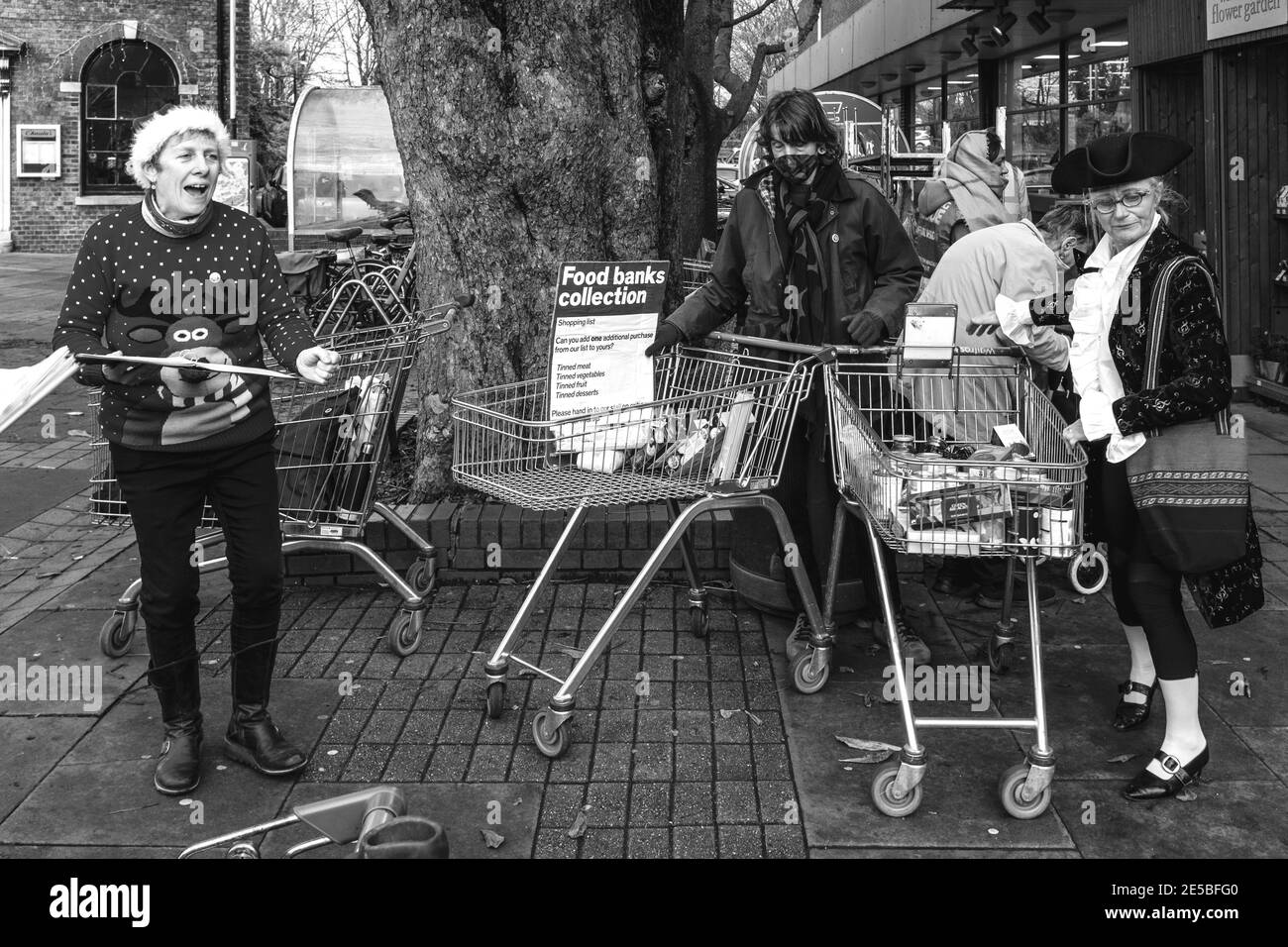 Lokale Frauen Sing Weihnachtslieder an EINEM Food Bank Collection Point außerhalb des Waitrose Supermarket, Lewes, East Sussex, Großbritannien. Stockfoto