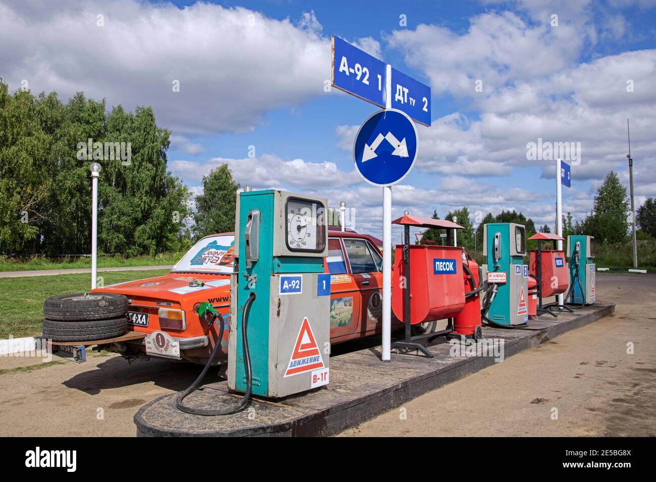 Alte Gaspumpen an der Tankstelle auf der Straße von Perm nach Kasan, Tatarstan, Russland Stockfoto