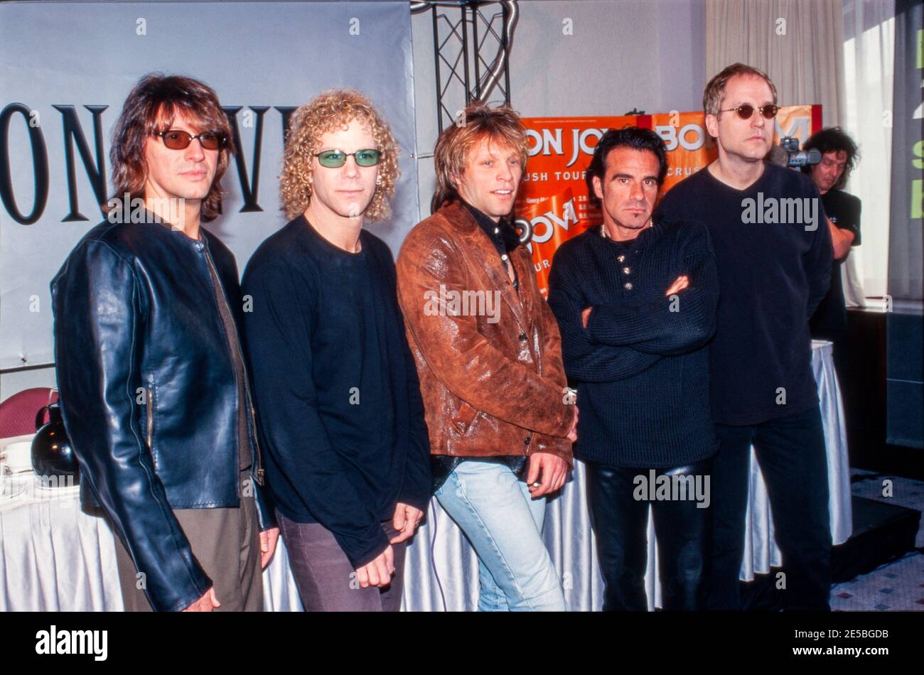 KÖLN, 26. MAI 1998: Bon Jovi posiert nach einer Pressekonferenz über ihre neue Tour. Stockfoto