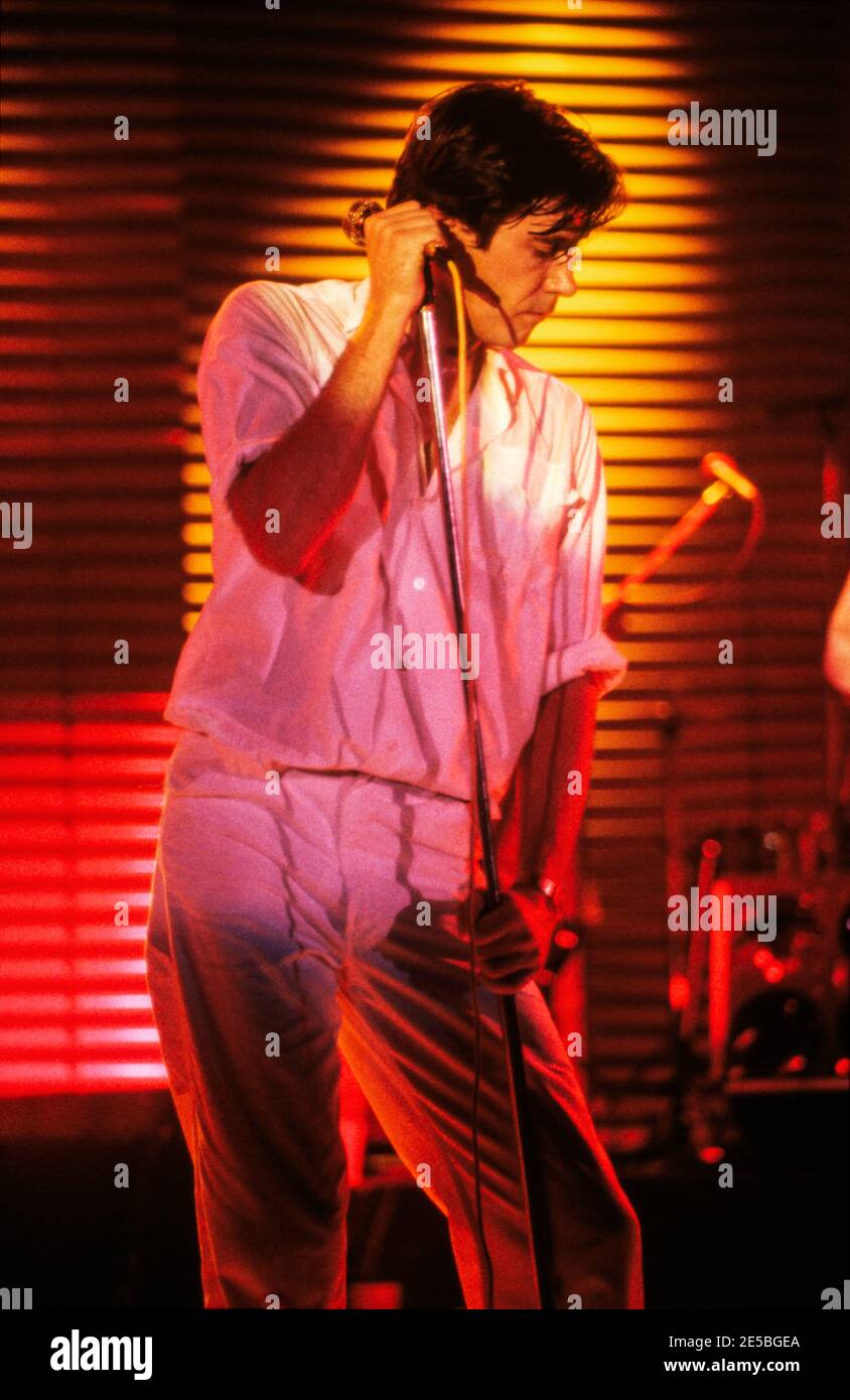 MÜNSTER, DEUTSCHLAND - 18. JUN 1980: Bryan Ferry auf der Bühne während eines Konzerts von Roxy Music in Deutschland. Stockfoto