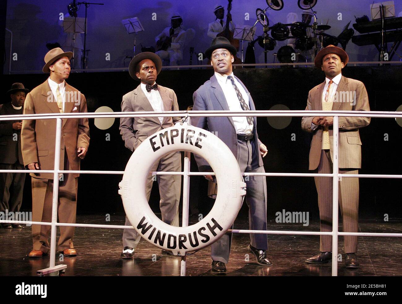 l-r: Neil Reidman (Bernie), Marcus Powell (Dennis), Victor Romero-Evans (Ferdy), Chris Tummings (Lennie) im GROSSEN LEBEN im Apollo Theater, London W1 23/05/2005 A Theatre Royal, Stratford East E15 Produktion Geschrieben von Paul Sirett Musik von Paul Joseph Gestaltung: Jenny Tiramani Beleuchtung: Gerry Pennycookinson Choreograph: Jason Pennycooke Regie: Clint Dyer Stockfoto
