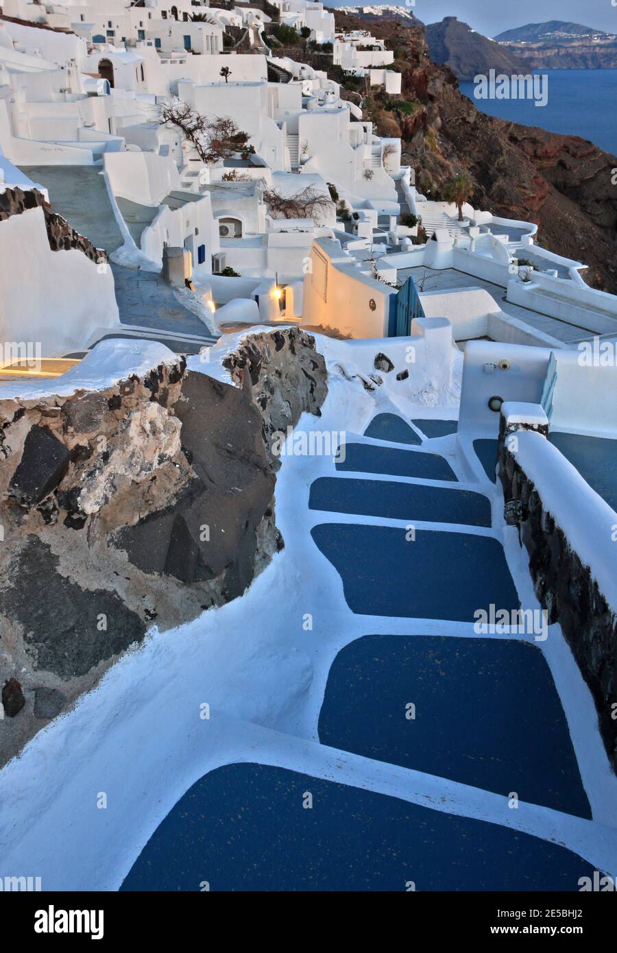 Abenddämmerung in Oia Dorf, auf Santorini Insel, ein berühmter Ferienort in Kykladen Inseln, Ägäis, Griechenland, Europa Stockfoto