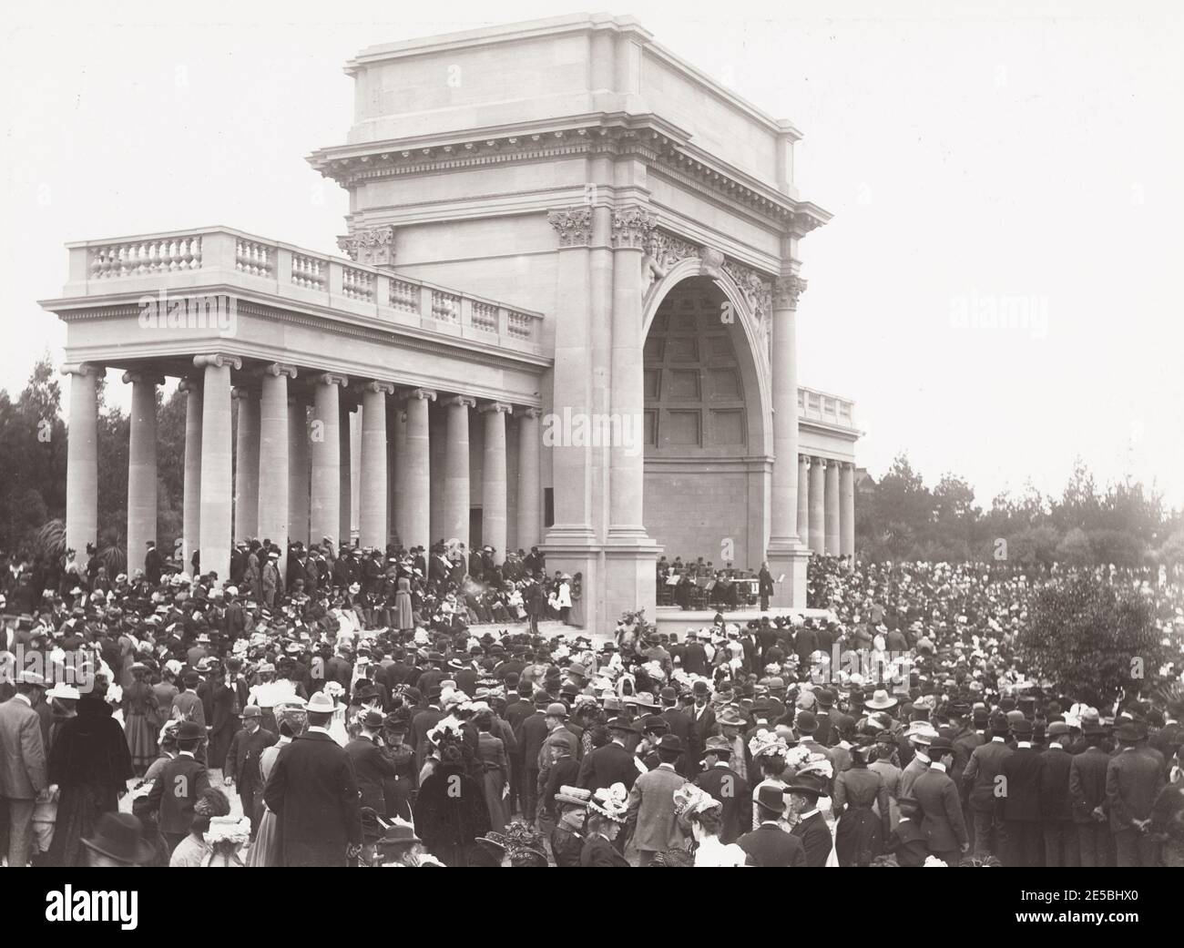 um 1900 Vintage-Foto: Musikconcourse und Bogen, Golden Gate Park, San Francisco, vor dem Erdbeben von 1906, Konzert in Arbeit. Stockfoto