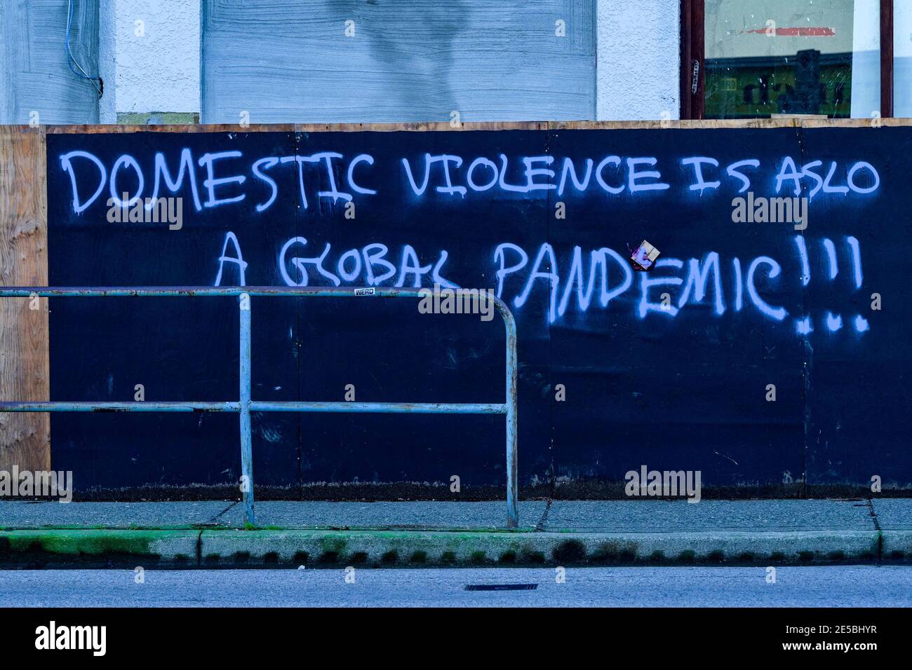 Graffiti, häusliche Gewalt Bewusstsein, Rechtschreibfehler Stockfoto