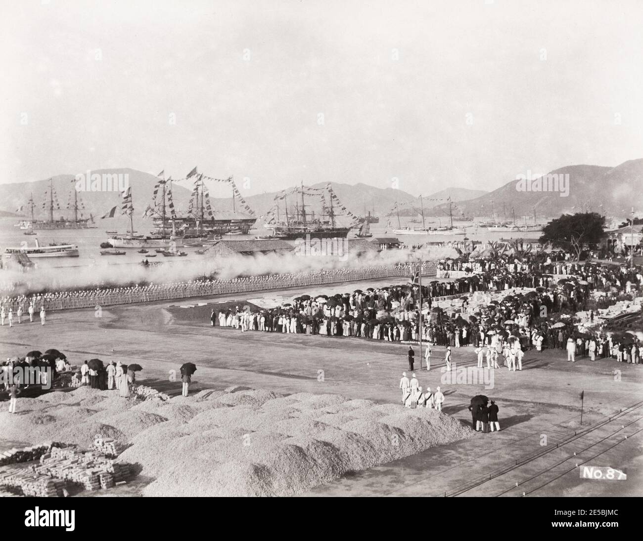 19. Jahrhundert Vintage-Foto: Militärische Zeremonie in Hong Kong, um 1890./1900, vermutlich um einen kaiserlichen Beamten oder Gast, wie einen neuen Gouverneur begrüßen zu dürfen. Stockfoto