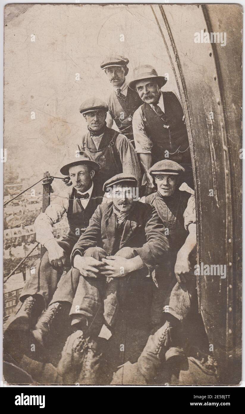 Schiffbau in Newport Docks, South Wales: Arbeiter stellten sich neben dem Schiffsrumpf, als er Anfang des 20. Jahrhunderts startbereit angehoben wurde Stockfoto