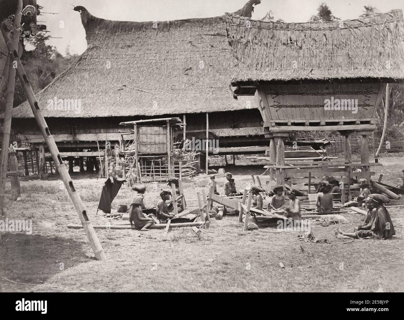 Vintage-Foto des 19. Jahrhunderts: Niederländisch-Indien, Indonesien, eine indigene Stammesgruppe der Batak, Weber mit Webstühlen. Kristen Feilberg Foto. Stockfoto