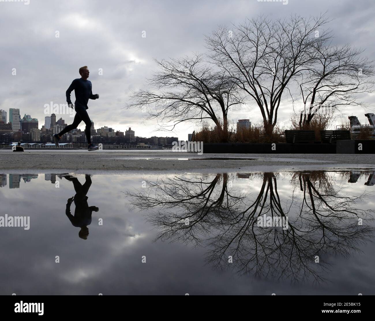 New York, Usa. Januar 2021. Am Mittwoch, den 27. Januar 2021, joggt ein Mann am East River in New York City. Foto von John Angelillo/UPI Kredit: UPI/Alamy Live Nachrichten Stockfoto