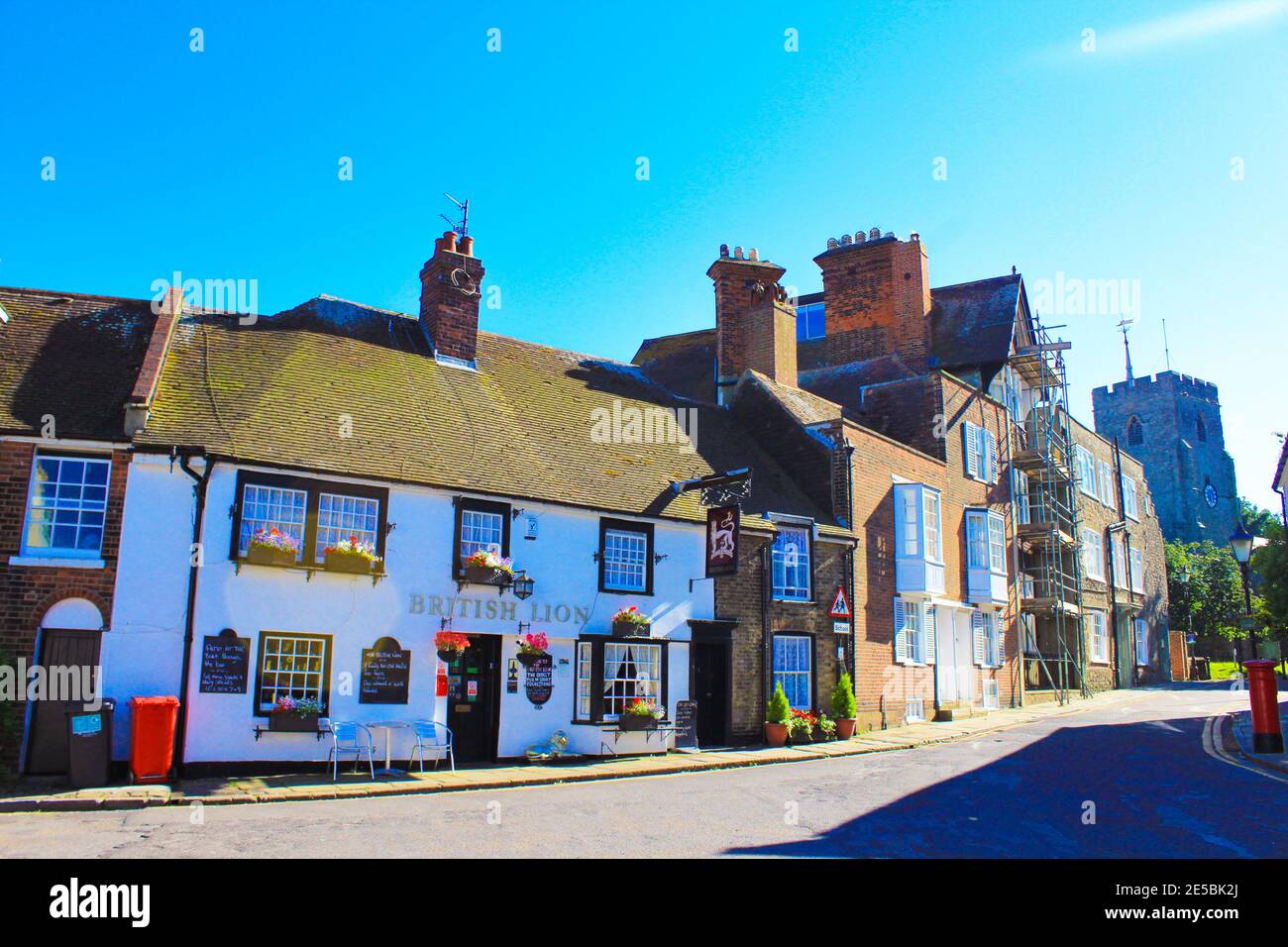 Schöne Aussicht auf die Straße im historischen Teil von Folkestone Stadt, Kent, Großbritannien Stockfoto