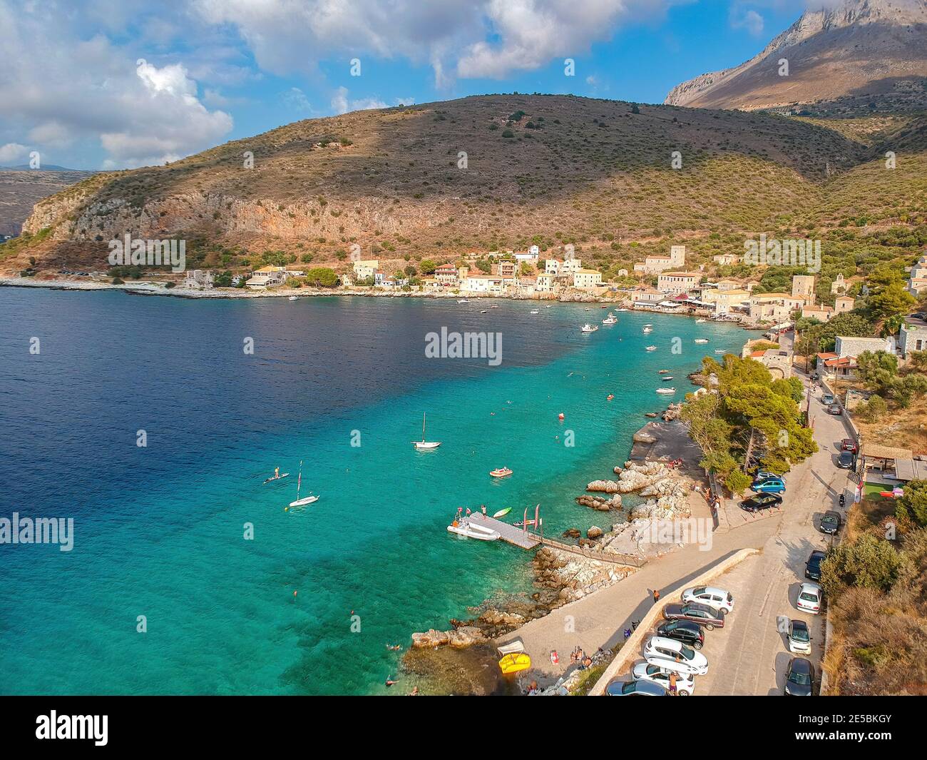 Ikonische Luftaufnahme über das malerische berühmte Dorf Limeni in Mani