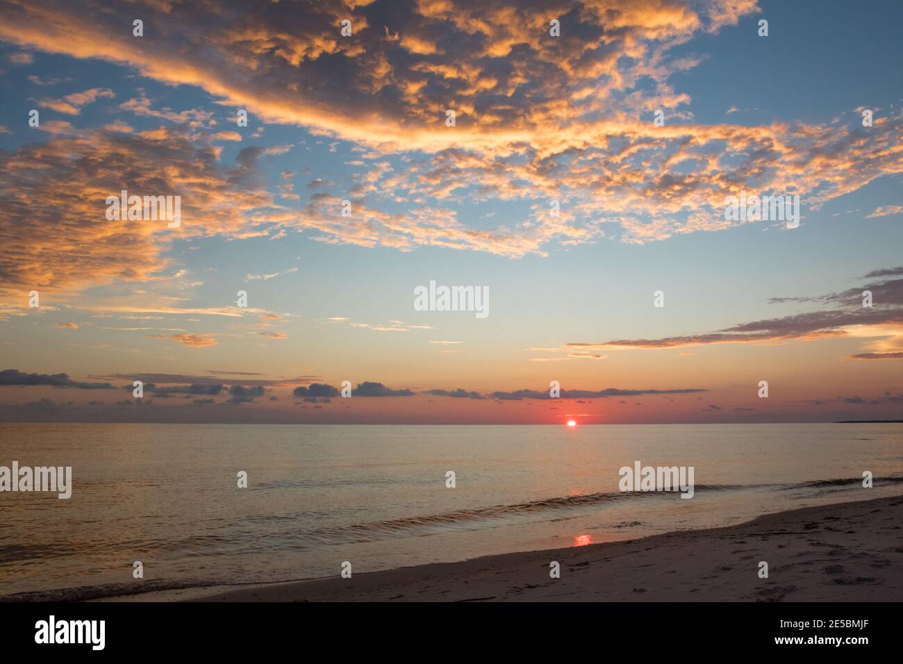 Farbenfrohe Sonnenuntergänge am Mexico Beach, Florida, USA. Stockfoto