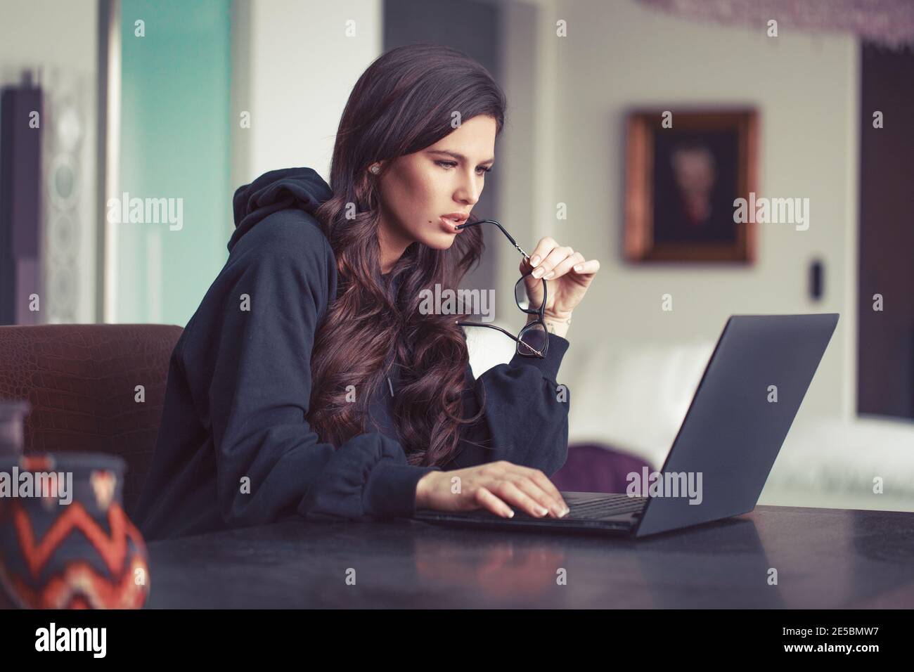 Junge intelligente kaukasische Frau Lesen Dokument im Home Office Stockfoto
