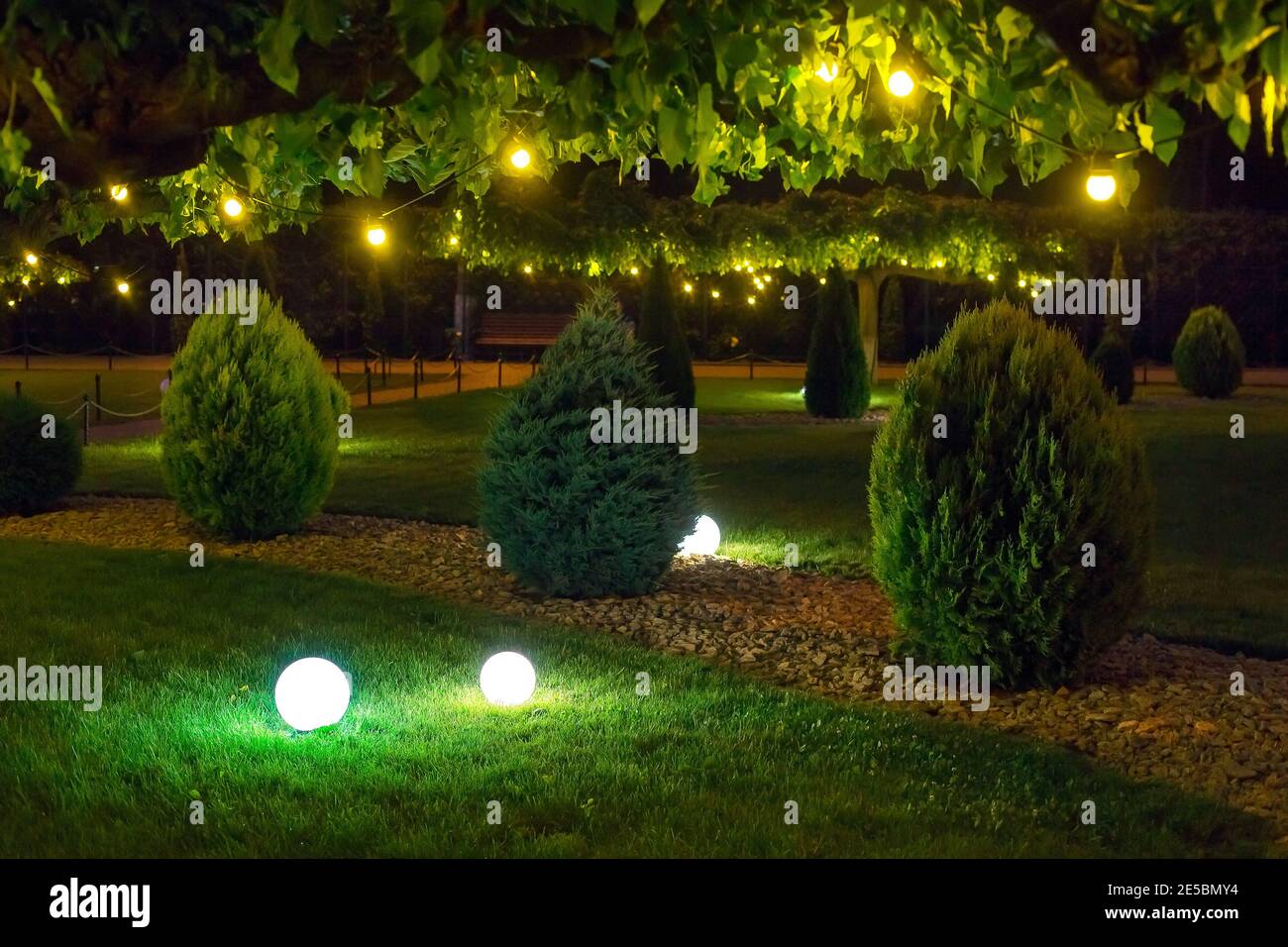 Beleuchtung Park Licht Garten mit elektrischen Boden Ball Laterne mit  Steinmulch und Thuja Bsche im Outdoor-Landschaftspark mit Girlande von  warmer Lig Stockfotografie - Alamy