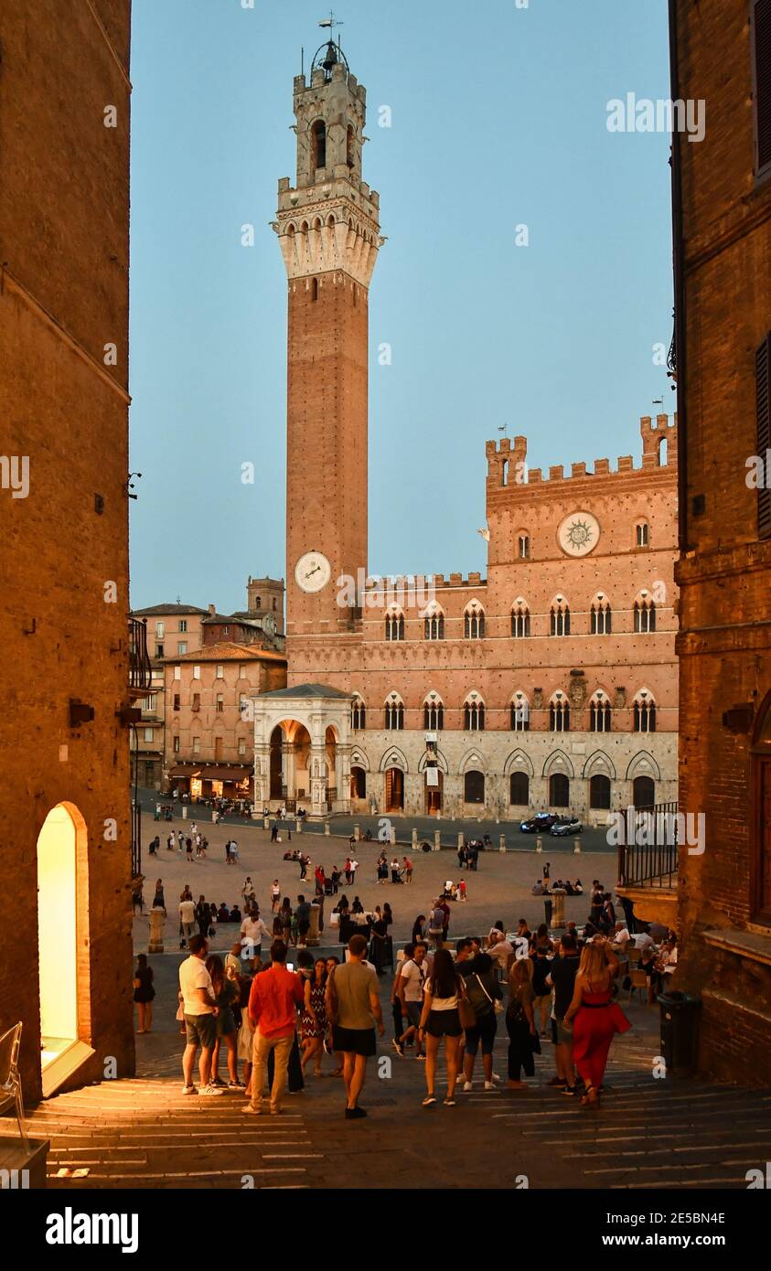 Piazza del Campo Platz mit Torre del Mangia Turm und Palazzo Pubblico Rathaus von Costarella dei Barbieri Gasse bei Nacht, Siena, Toskana, Italien Stockfoto