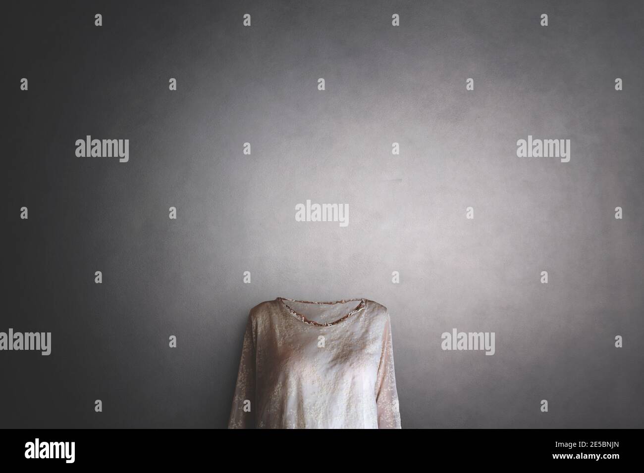Unsichtbare Frau ohne Gesicht trägt eine Bluse, Konzept der Identität zu verlieren Stockfoto