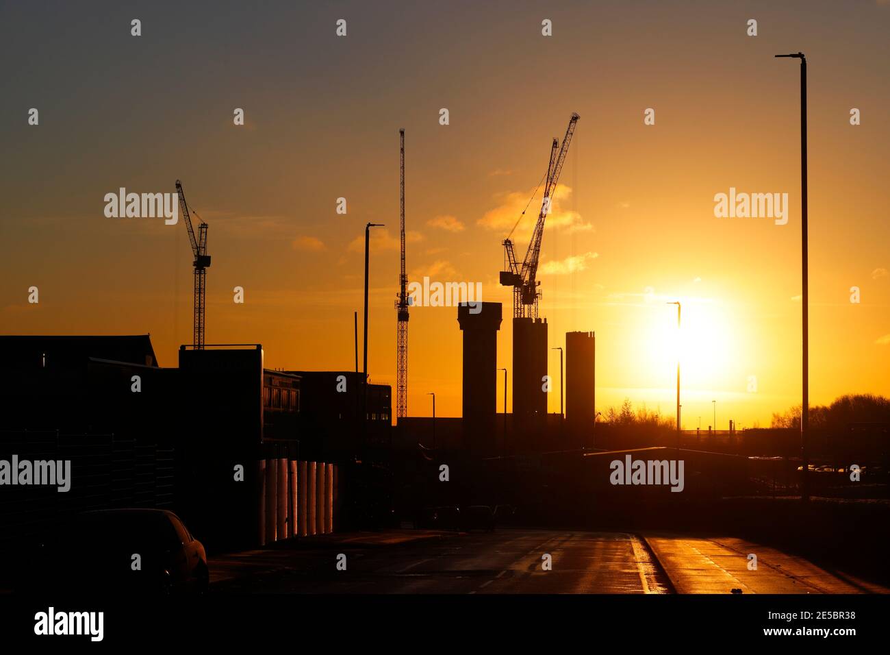 Silhouetten von Turmdrehkranen auf Monk Bridge Entwicklung in Leeds Stadtzentrum Stockfoto
