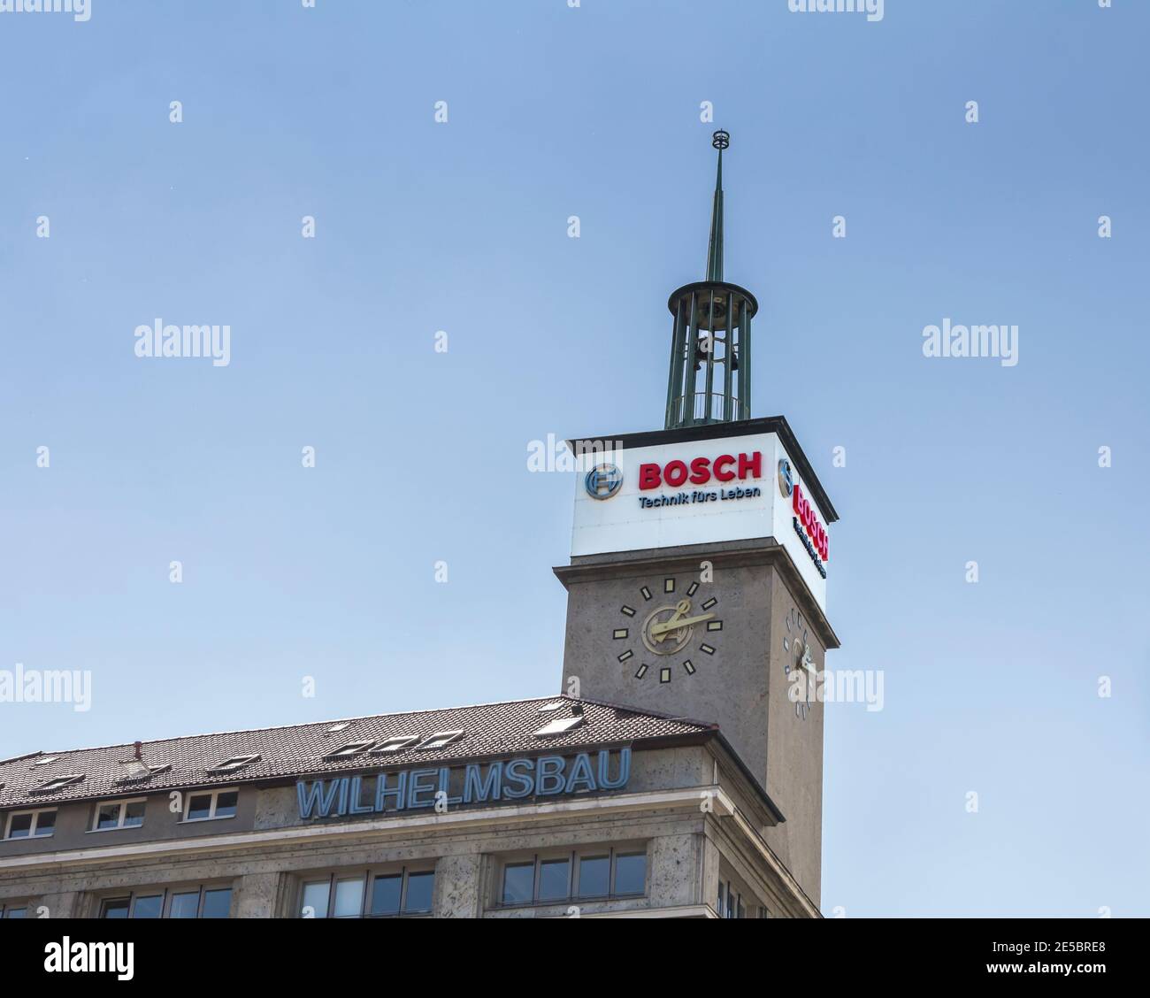 STUTTGART, DEUTSCHLAND : Bosch Firmenlogo auf dem Dach. Bosch ist ein multinationales deutsches Engineering- und Elektronikunternehmen Stockfoto