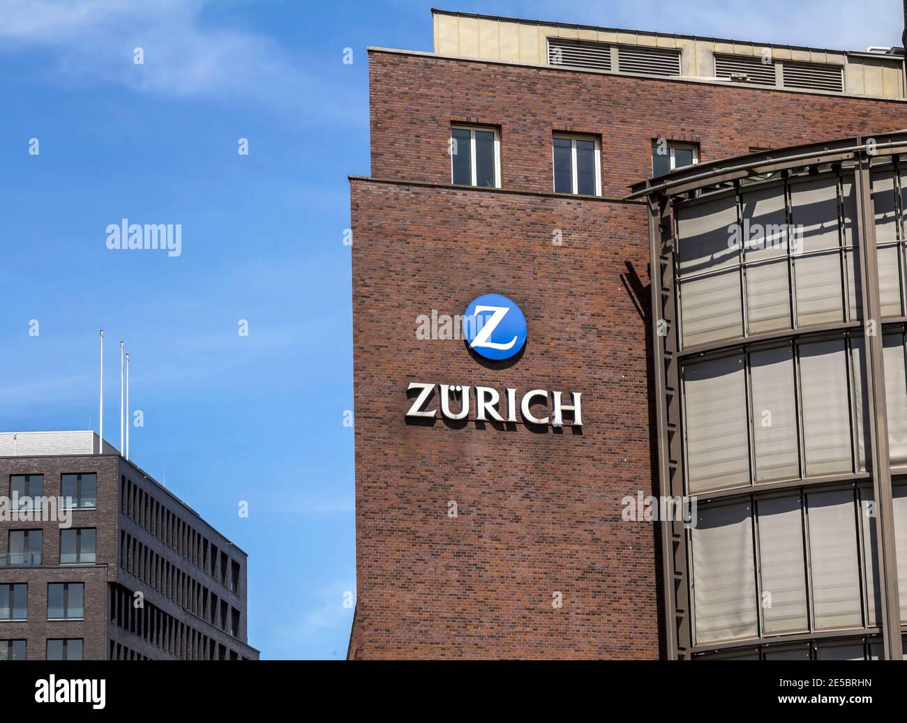 Hamburg, Deutschland: Zurich Insurance Group Promotion auf dem Dach eines Gebäudes. Die Zurich Insurance Group ist die größte Schweizer Versicherungsgesellschaft Stockfoto